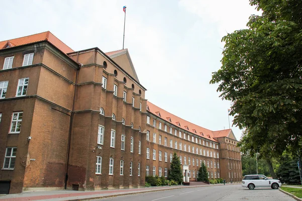 Kaliningrad, Rusya - 14 Eylül 2015: Büyük sütunlu büyük koyu kahverengi klasik bina, Kaliningrad bölgesel yönetimi