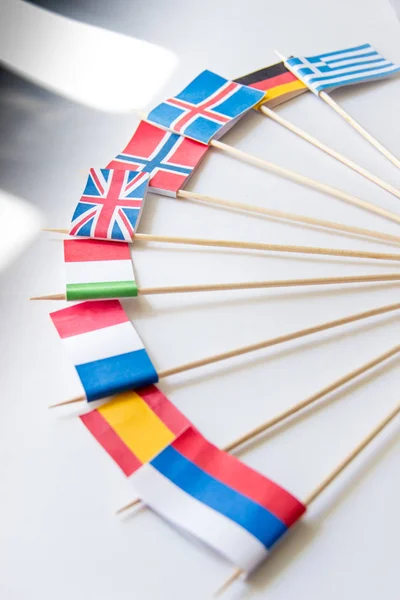 Bos van miniatuur papier vlaggen van verschillende landen: Griekenland, Duitsland, Zweden, Noorwegen, Engeland, Italië, Frankrijk, Spanje, Rusland — Stockfoto