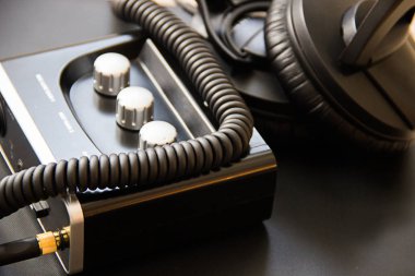 Kulaklık kablosu jaka takılı. girişleri ile harici ses kartı