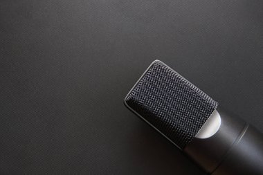 Müzik ekipmanları, Profesyonel kondansatör stüdyo mikrofonu, koyu renk. Yukarıdan kapat