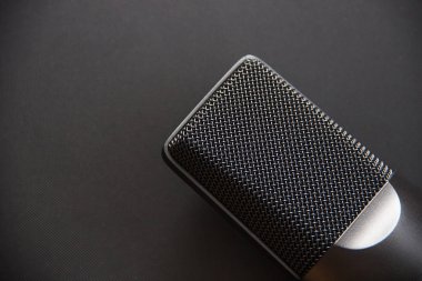 Müzik ekipmanları, Profesyonel kondansatör stüdyo mikrofonu, koyu renk. Yukarıdan kapat