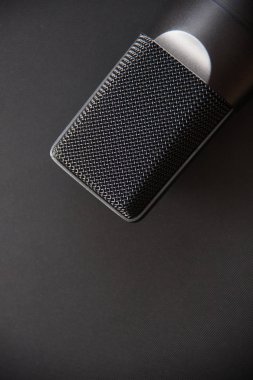 Müzik ekipmanları, Profesyonel kondansatör stüdyo mikrofonu, koyu renk. Yukarıdan kapat