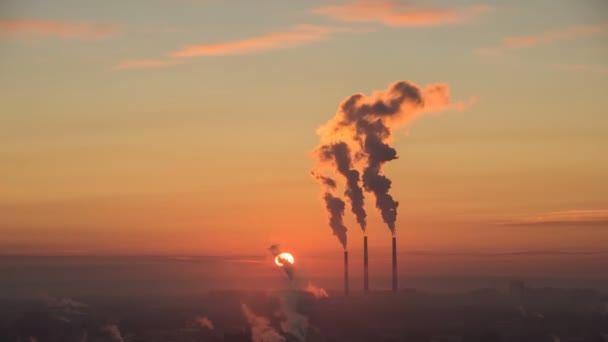 Dark smoke coming from the thermal power — Stock Video