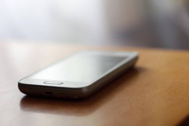 Masadaki akıllı telefon, usb arabirimi, bulanık arka plan