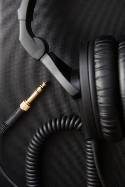 Musical equipment, Professional studio black headphones and jack cord. Close up from above — Stock Photo, Image