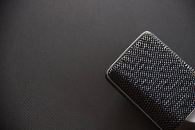 Müzik ekipmanları, Profesyonel kondansatör stüdyo mikrofonu, koyu renk. Yukarıdan kapat