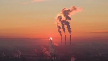 Ufukta kırmızı güneş doğurup