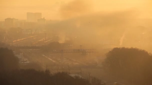 Východ slunce nad tratí v průmyslovém areálu — Stock video