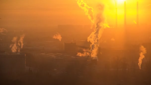 Východ slunce nad továrnou v průmyslovém areálu — Stock video