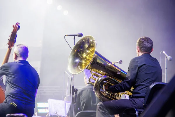 Sahnede bando, tuba ve kontrbas çıtaları