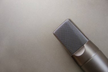 Müzik ekipmanları, Profesyonel kondansatör stüdyo mikrofonu, koyu renk. Yukarıdan kapat