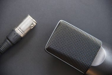 Müzik ekipmanları, Profesyonel kondansatör stüdyo mikrofonu, koyu renk. Yukarıdan kapat
