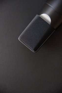 Müzik ekipmanları, Profesyonel kondansatör stüdyo mikrofonu, koyu renk. Yukarıdan kapat