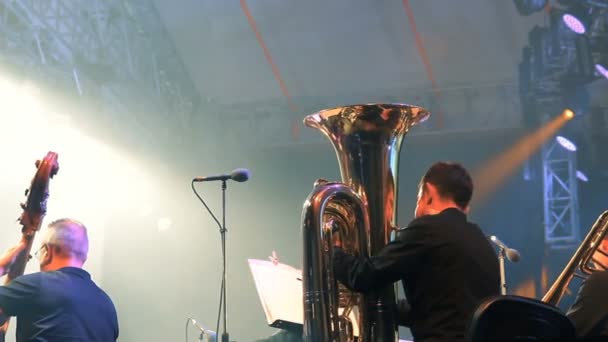 Banda sul palco, tuba e doppio — Video Stock