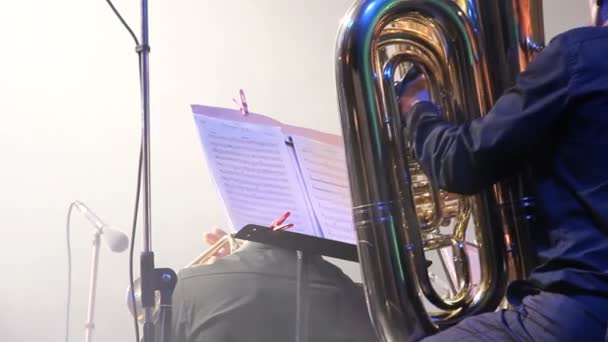Тубаист в оркестре на сцене — стоковое видео