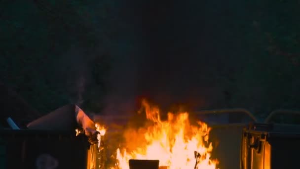 Recipiente de lixo em chamas e cadeira de madeira velha — Vídeo de Stock