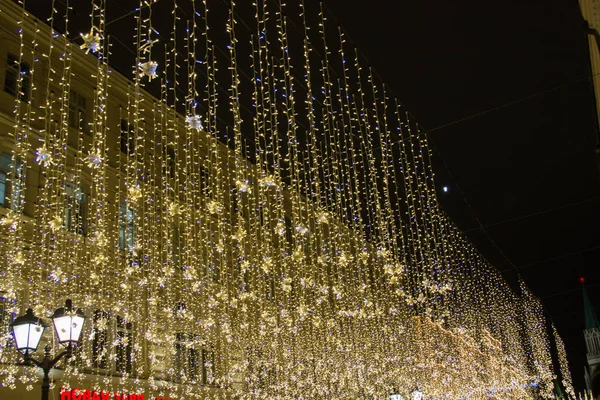 MOSCOW, RÚSSIA - 21 de dezembro de 2017: rua decorada para a celebração do Natal e Ano Novo. lâmpadas decorativas — Fotografia de Stock