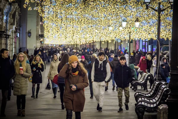 Moskou, Rusland-21 december 2017: mensen en toeristen lopen langs de straat versierd voor Nieuwjaar en Kerstmis — Stockfoto