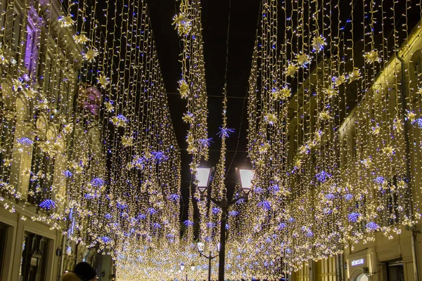Moskou, Rusland-21 december 2017: straat ingericht voor Kerstmis en Nieuwjaar viering. decoratieve gloeilampen — Stockfoto