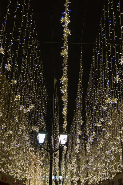 MOSCÚ, RUSIA - 21 DE DICIEMBRE DE 2017: calle decorada para Navidad y Año Nuevo. bombillas decorativas — Foto de Stock