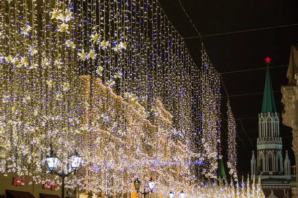 Moskou, Rusland-21 december 2017: straat ingericht voor Kerstmis en Nieuwjaar viering. decoratieve gloeilampen — Stockfoto