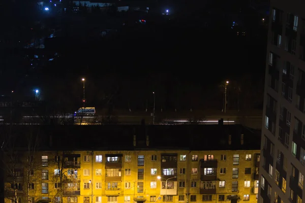 Edificio con le persone sagome nelle finestre.La gente aspetta autobus alla fermata del bus con semaforo. Vista panoramica aerea dalla torre — Foto Stock