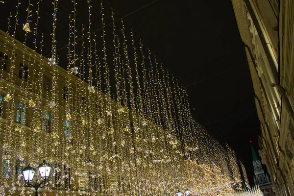 Moskou, Rusland-21 december 2017: straat ingericht voor Kerstmis en Nieuwjaar viering. decoratieve gloeilampen — Stockfoto