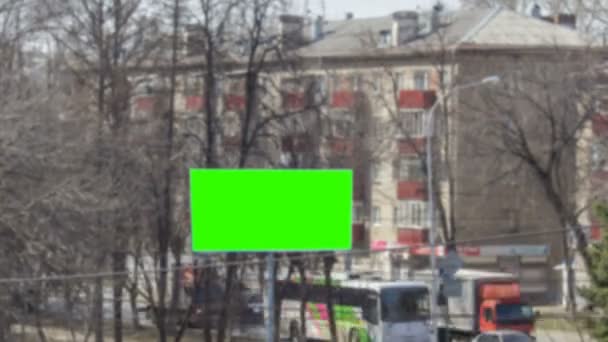 Grand panneau d'affichage avec un écran vert près — Video