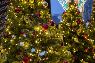 Akşamları dekore edilmiş köknar ağaçlarında güzel bulanık noel ışıkları. Moskova'da Tatil