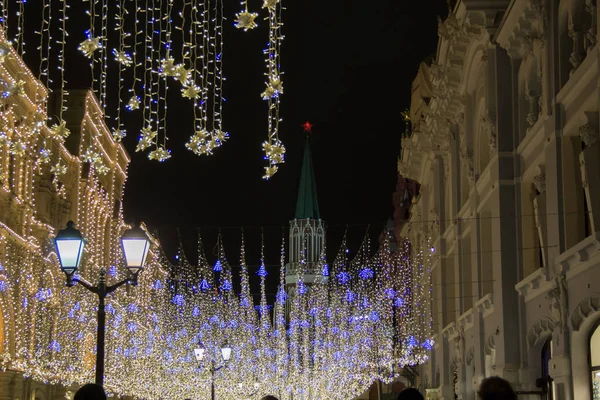 モスクワ、ロシア - 12月21、2017:クリスマスと新年のお祝いのために飾られた通り。装飾電球 — ストック写真