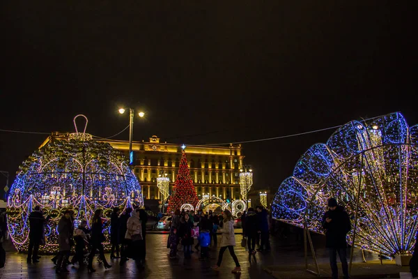 MOSCOU, RUSSIE - 21 DÉCEMBRE 2017 : Les gens et les touristes marchent le long de la rue décorée pour le Nouvel An et Noël — Photo