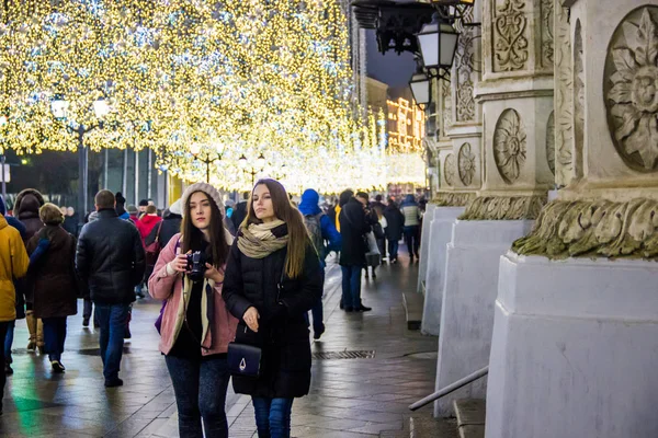 Moskou, Rusland-21 december 2017: mensen en toeristen lopen langs de straat versierd voor Nieuwjaar en Kerstmis — Stockfoto