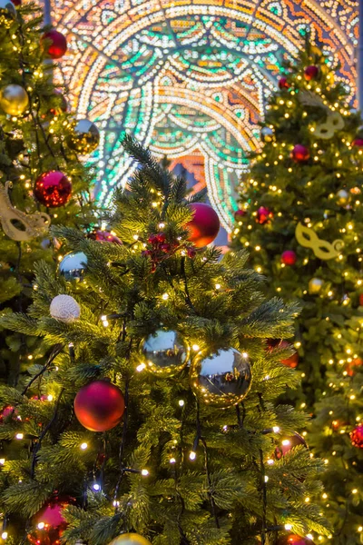 Schöne verschwommene Weihnachtsbeleuchtung an geschmückten Tannenbäumen am Abend — Stockfoto