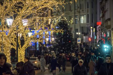 Moskova, Rusya-21 Aralık 2017: Insanlar ve turistler yeni yıl ve Noel için dekore sokak boyunca yürümek