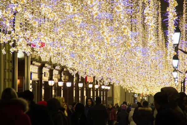 MOSCOU, RUSSIE - 21 DÉCEMBRE 2017 : Les gens et les touristes marchent le long de la rue décorée pour le Nouvel An et Noël — Photo