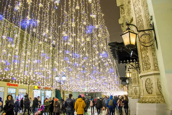 MOSCÚ, RUSIA - 21 DE DICIEMBRE DE 2017: La gente y los turistas caminan por la calle decorados para Año Nuevo y Navidad — Foto de Stock