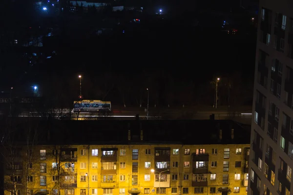 Budova s lidmi siluety v oknech. Lidé jezdí autobusem na autobus s semafor. Vzdušný panoramatický výhled z věže — Stock fotografie