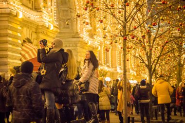 Moskova, Rusya-21 Aralık 2017: Insanlar ve turistler yeni yıl ve Noel için dekore sokak boyunca yürümek