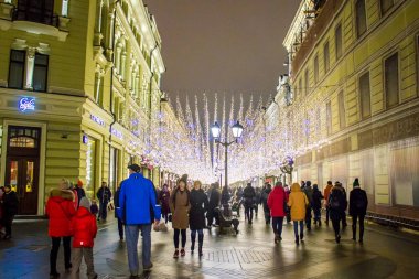 Moskova, Rusya-21 Aralık 2017: Insanlar ve turistler yeni yıl ve Noel için dekore sokak boyunca yürümek