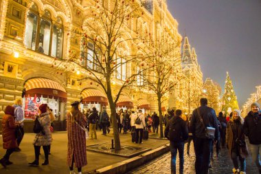Moskova, Rusya-21 Aralık 2017: Insanlar ve turistler yeni yıl ve Noel için dekore sokak boyunca yürümek