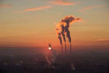 Termik santral borusundan gelen karanlık duman. Fabrika dumanı, atmosferi kirletiyor. Şehirde sanayi bölgesi