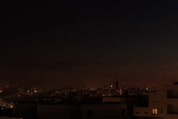 Ciudad skyline por la noche. Increíble vista panorámica de la ciudad moderna.Sitio de construcción con grúas en nuevas áreas residenciales — Foto de Stock