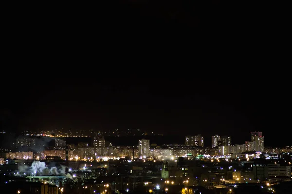 Linha do tempo do horizonte da cidade nocturna. Vista panorâmica aérea superior da cidade moderna do telhado da torre. Tráfego rodoviário de junção . — Fotografia de Stock