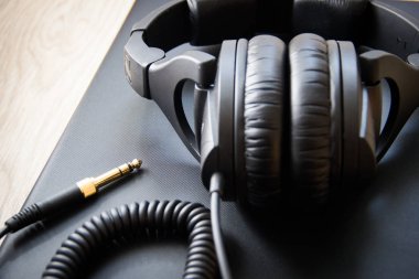 Müzik ekipmanları, Profesyonel stüdyo siyah kulaklık ve jak kablosu. Yukarıdan kapat