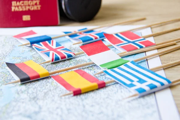 Vlaggen op reis kaart, camera, paspoort close-up. planning concept reisbestemming — Stockfoto