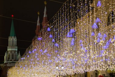 Moskova, Rusya - 21 Aralık 2017: Sokak Noel ve Yeni Yıl kutlamaları için dekore edilmiştir. dekoratif ampuller