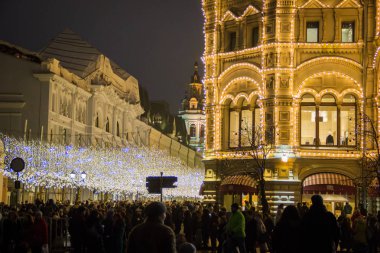 Moskova, Rusya-21 Aralık 2017: Insanlar ve turistler yeni yıl ve Noel için dekore sokak boyunca yürümek