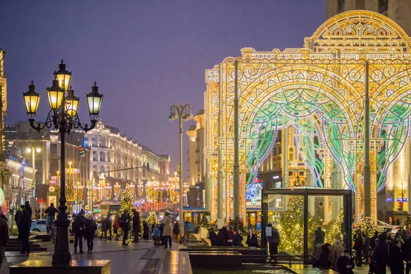 МОСКВА, РОССИЯ - 21 ДЕКАБРЯ 2017 года: Люди и туристы ходят по улицам, украшенным к Новому году и Рождеству — стоковое фото