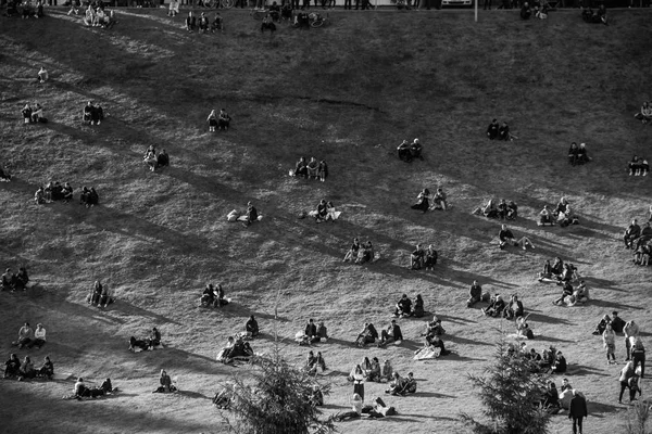 Mnoho malých skupin lidí na — Stock fotografie