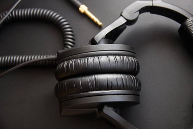 Müzik ekipmanları, Profesyonel stüdyo siyah kulaklık ve jak kablosu. Yukarıdan kapat